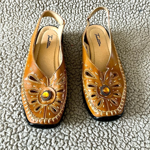 Shoes - Size 5M Traditional sandals